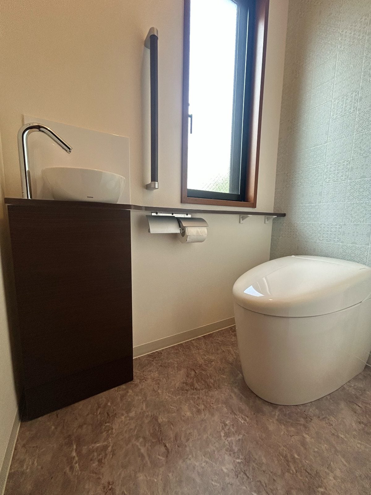 M様邸トイレ完成。タンクレス便器と手洗いキャビネットを組み合わせ、使い勝手と美観を両立しました。