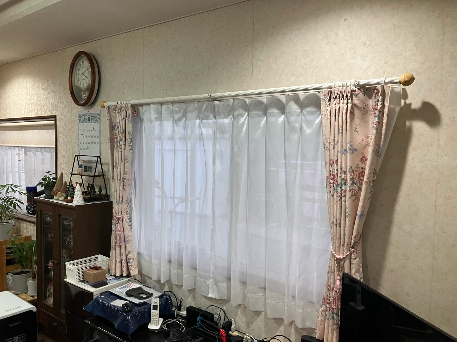 リフォーム前のリビング窓まわり。既存カーテンレールと壁クロスの状態を確認できるM様邸施工前の記録です。