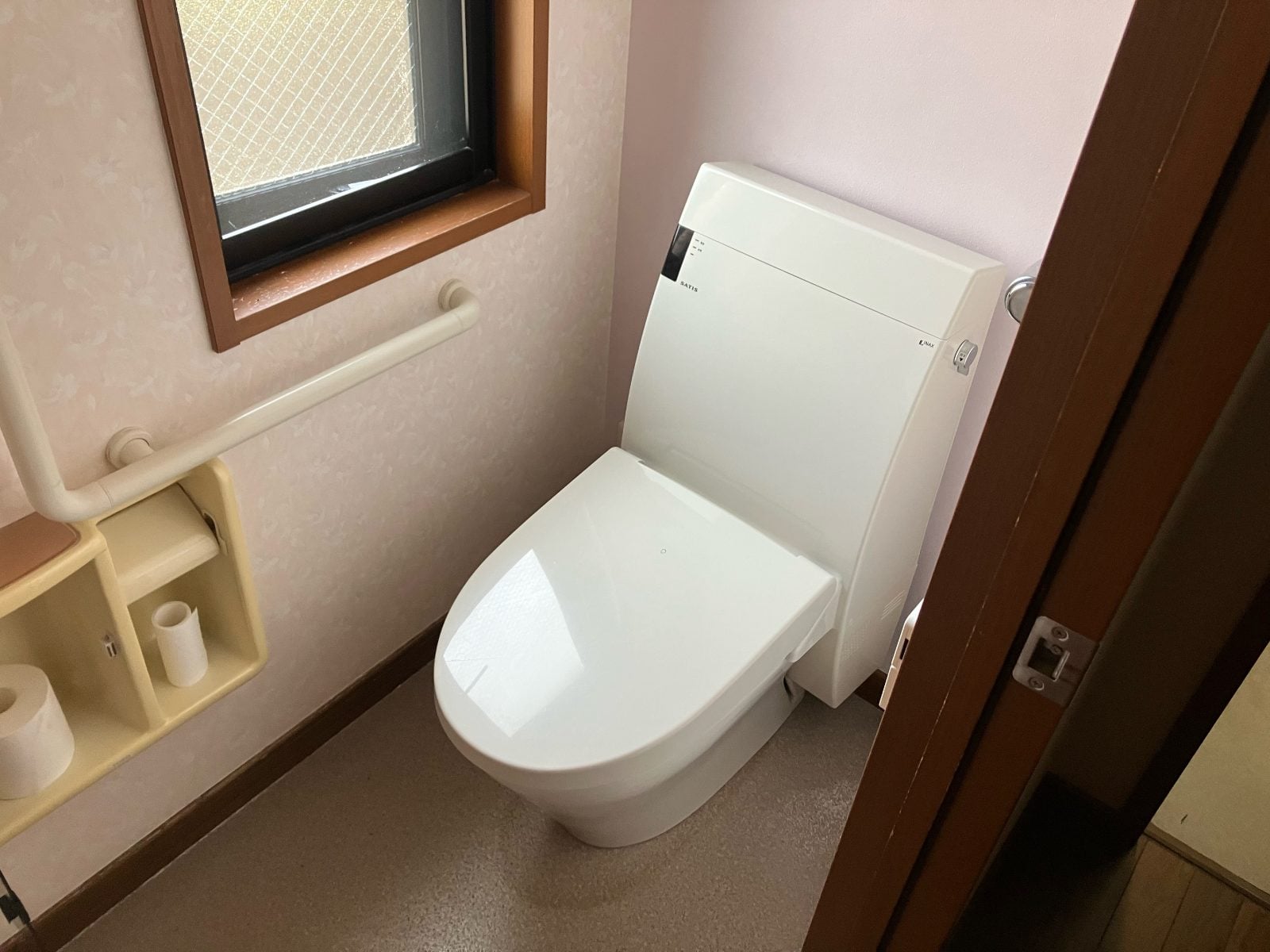 M様邸トイレ施工前全景。既存便器と壁クロス・床の状態がわかる施工前写真です。