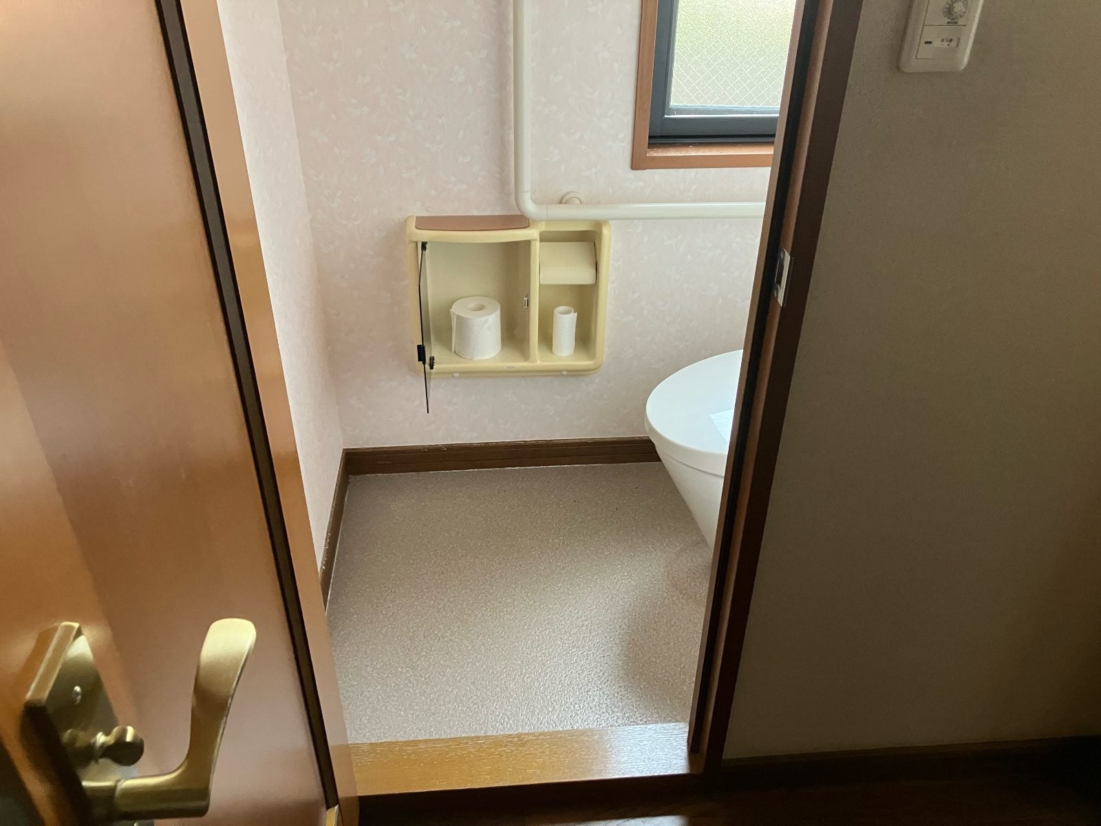M様邸トイレ施工前の様子。既存の便器・壁クロス・床材の状態を確認できます。