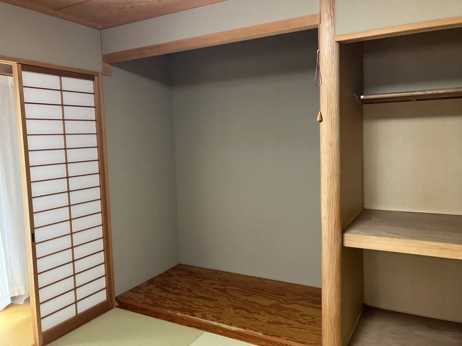 M様邸和室押入れ施工前。既存の収納棚・仕切り・壁の状態を確認できます。