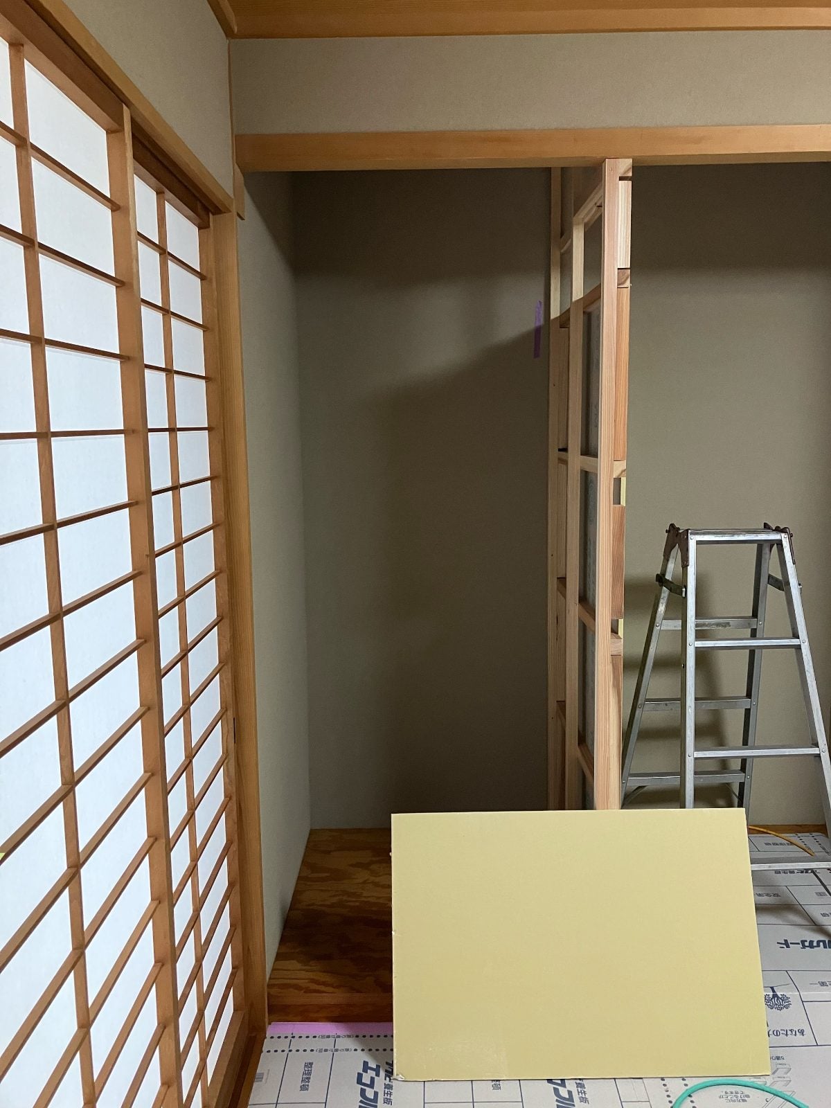 M様邸和室押入れ施工中。木軸フレームと養生シートが敷かれた施工途中の状態です。