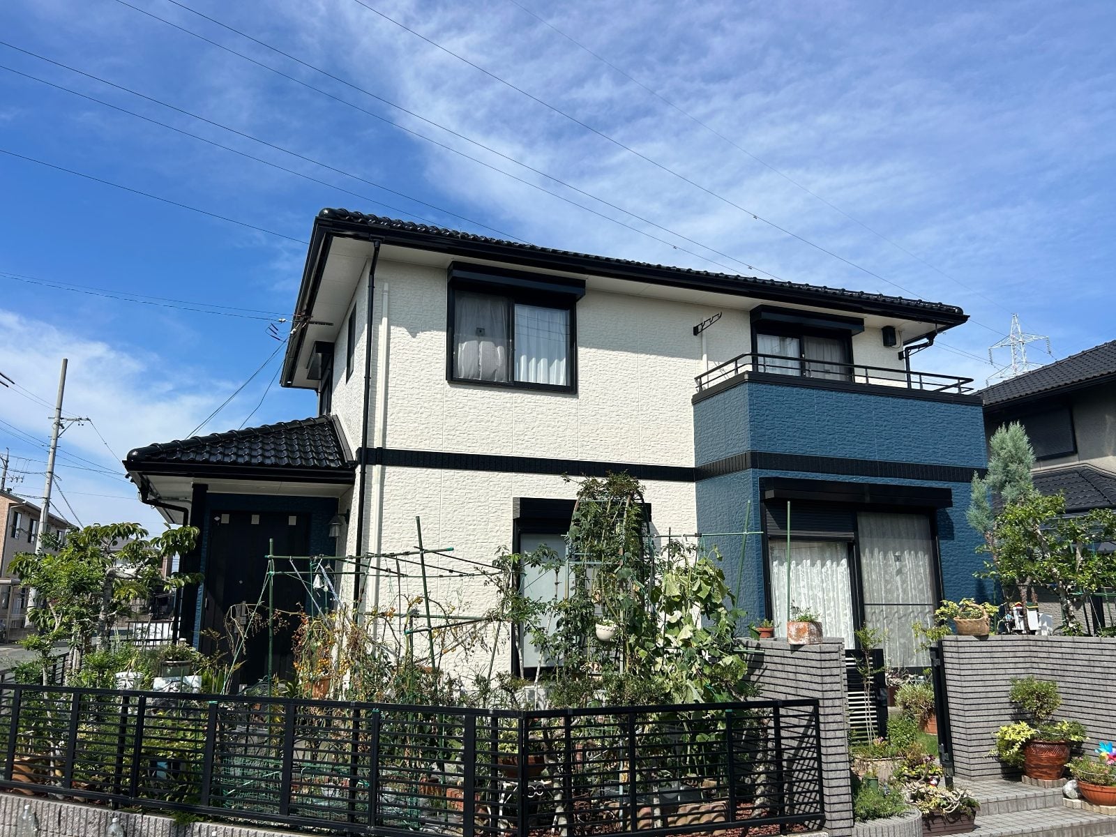 S様邸の外壁塗装完了後の全景。ホワイトとブルーの2色使いがさわやかな印象に仕上がりました。