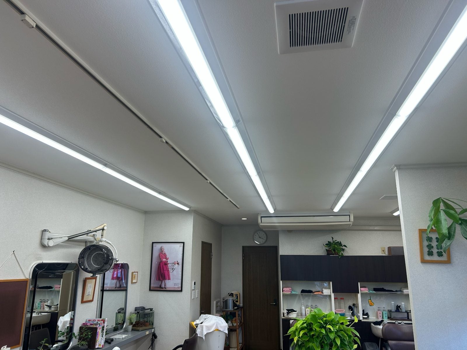 A様美容室施工後の天井照明アップ。スッキリとしたLEDラインライトで明るさが大幅に向上しました