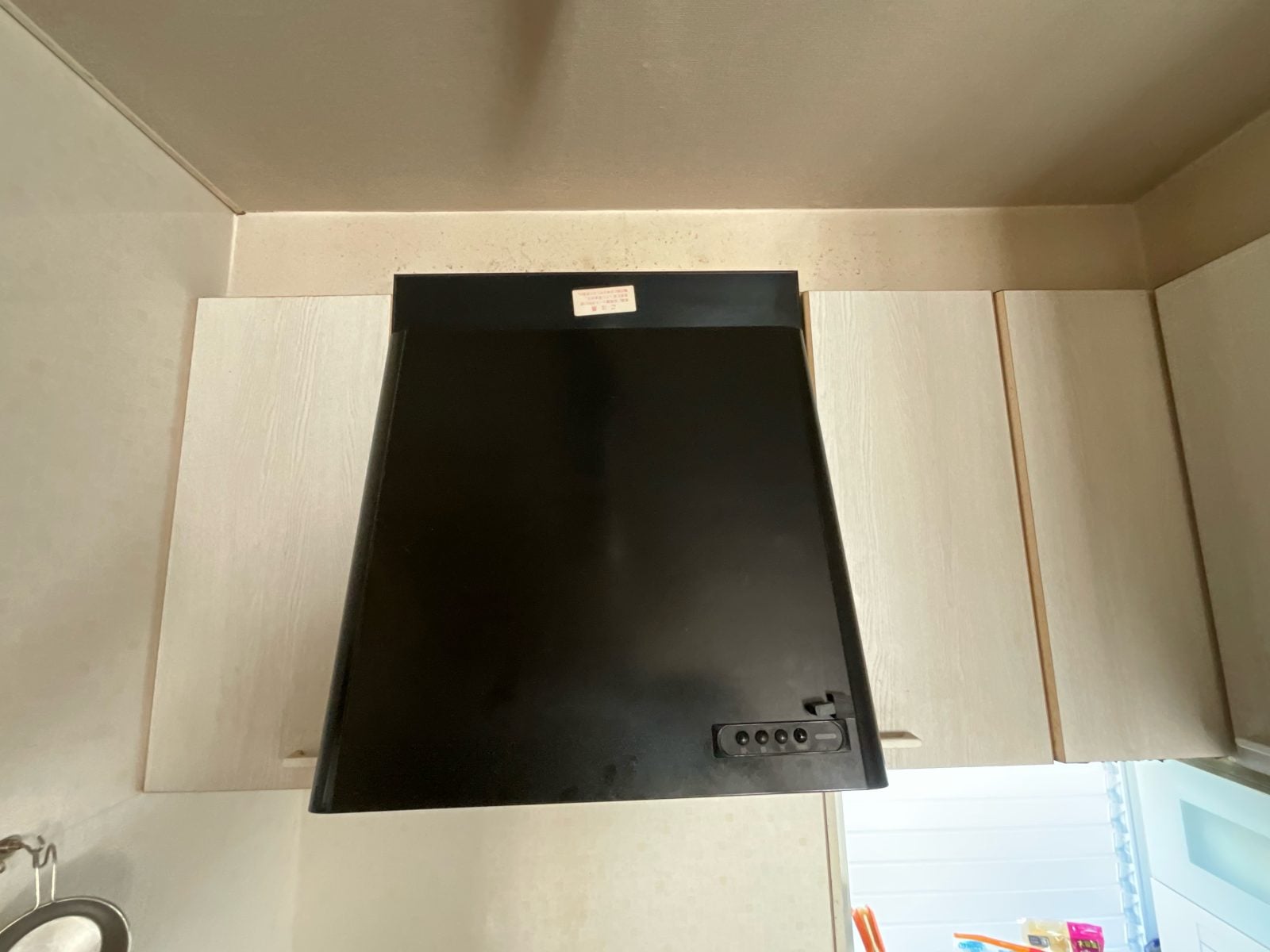 N様邸キッチン施工前のレンジフード部分アップ。経年劣化した換気扇の状態を確認できます。