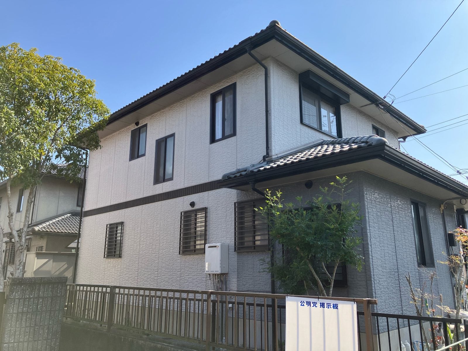 S様邸の施工前外観（側面）です。外壁の汚れや色あせが見られ、施工前の状態が確認できます。
