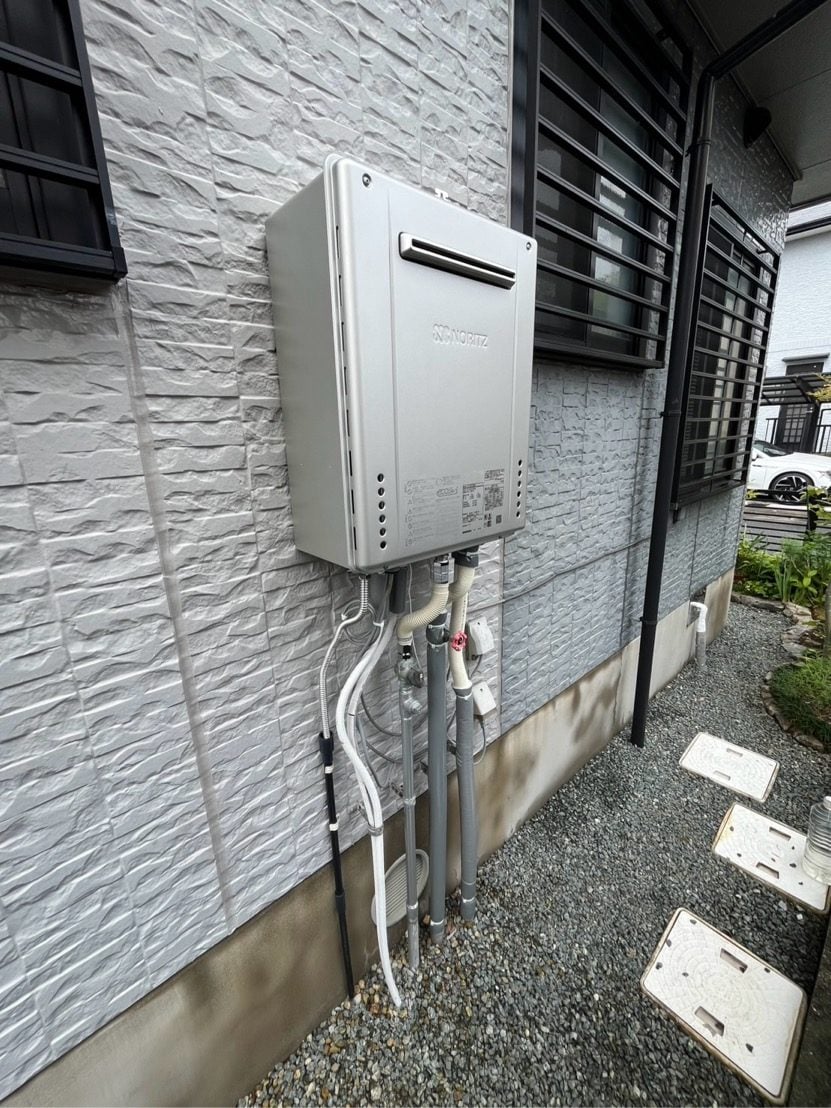 S様邸の給湯器まわりも丁寧に施工。塗り替えた外壁との統一感がきれいに仕上がっています。