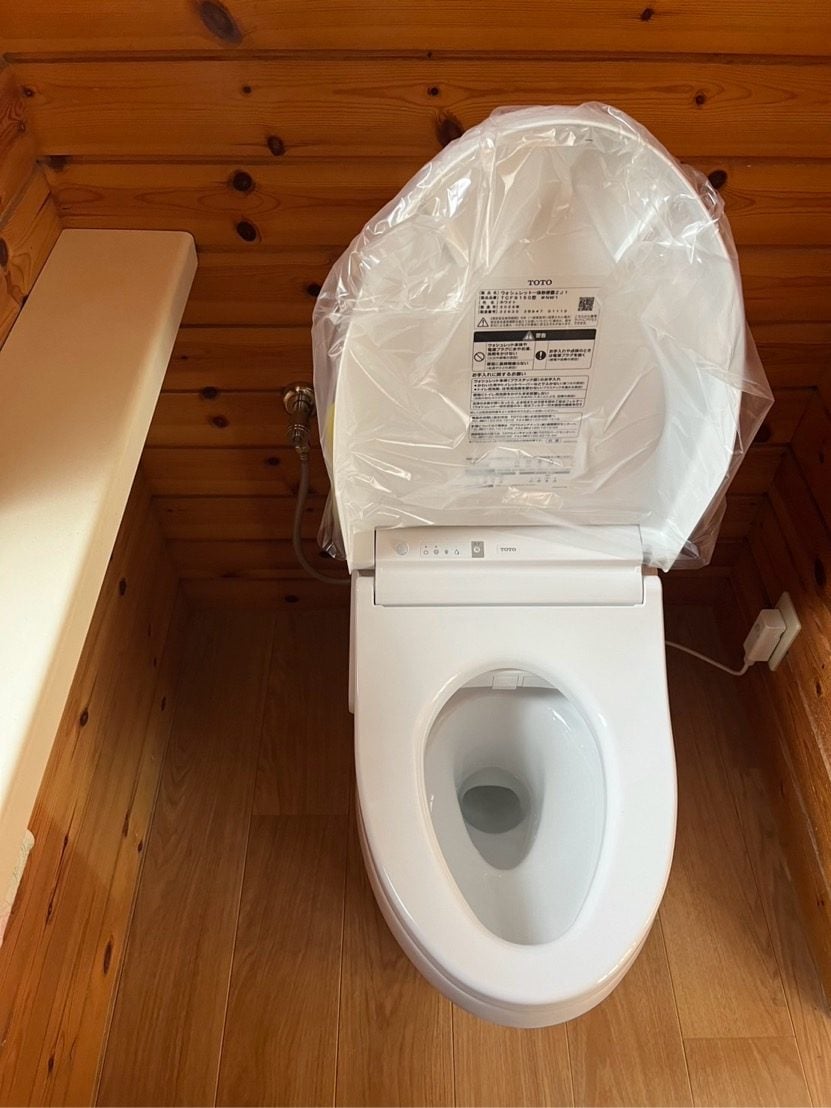 M様邸施工後に新設されたTOTO製トイレ。ウォシュレット付きで清潔感ある仕上がりです。