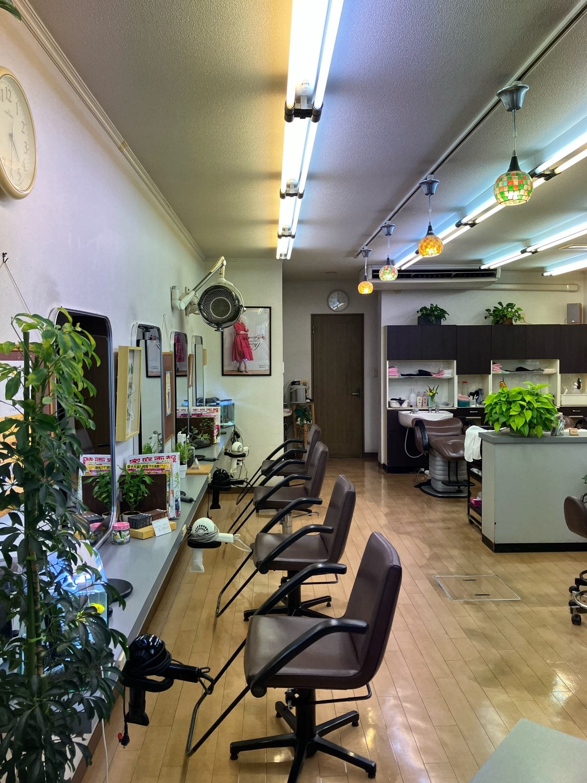 A様美容室の施工前の店内全景。蛍光灯照明とカラフルな色温度のばらつきが確認できます
