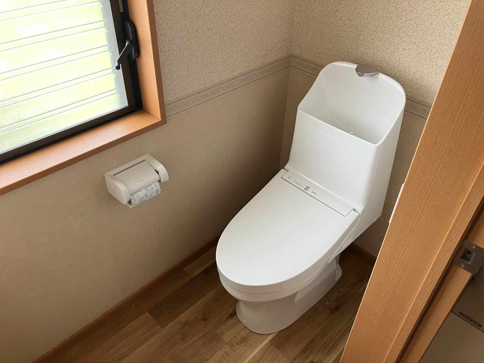 N様邸トイレリフォーム完成。新しいウォシュレット付き便器と木目調フローリングで清潔感ある仕上がりです。
