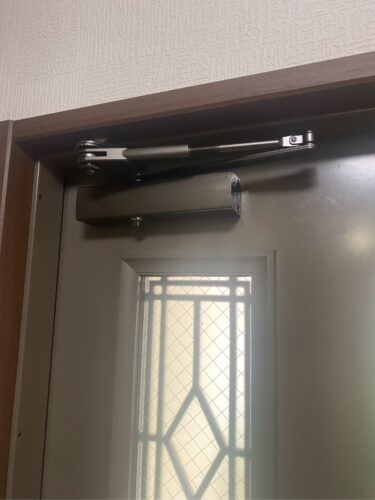 【ドアクローザーが折れた】　ドアクローザー取替工事