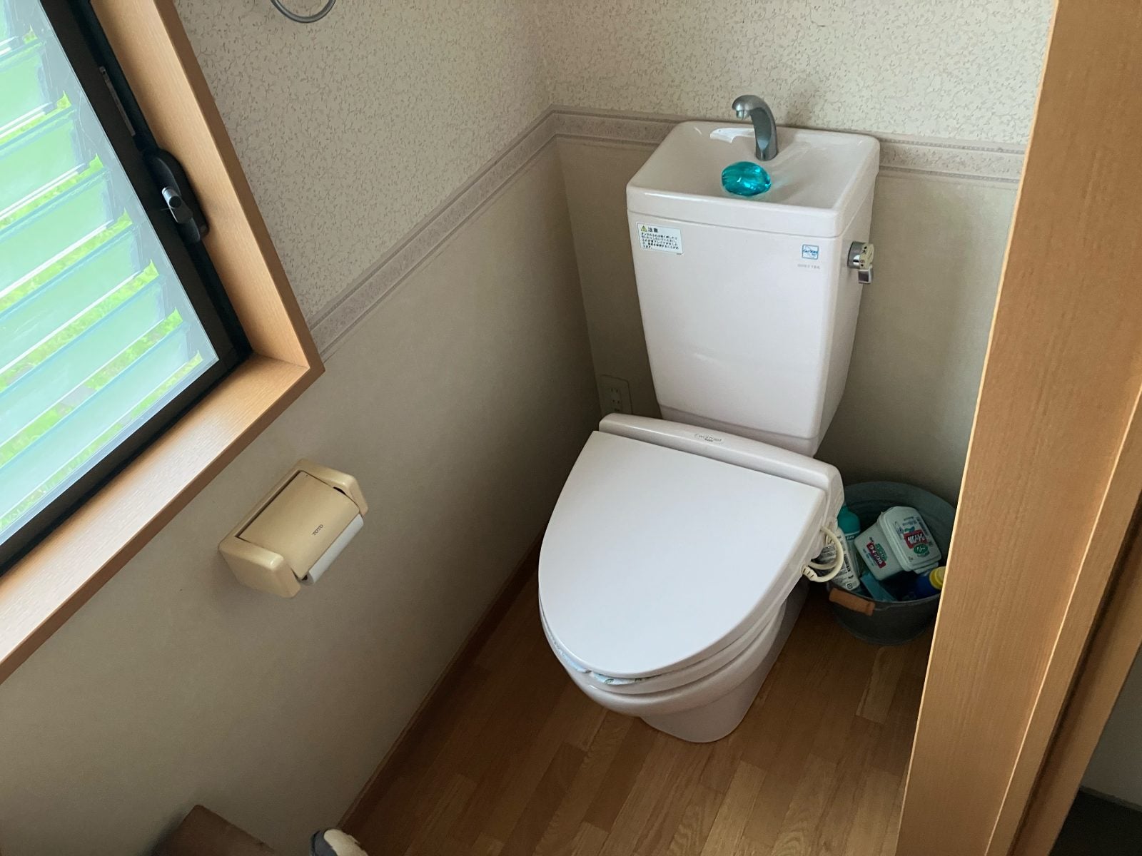 N様邸リフォーム前のトイレ。既存の便器・壁紙の状態を確認できます。