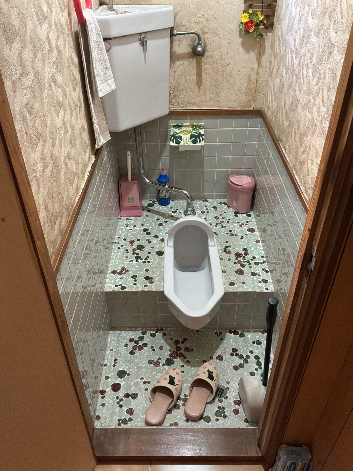I様邸トイレ施工前。和式便器とモザイクタイル床の古い状態を記録しています。