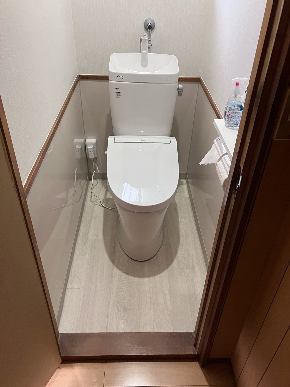 I様邸トイレリフォーム完成。INAX製洗浄一体型便器とクリーンな壁・床材で清潔感あふれる空間に生まれ変わりました。